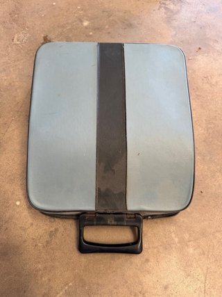 2 Máquina de escribir Olivetti Lettera32 y Pluma22