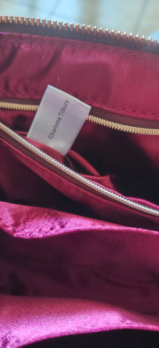 Borsetta makeup Charlotte Tilbury rossa