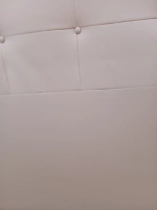 Cabezal de cama beige capitoné