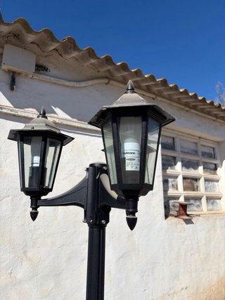 Farola de jardín negra y gris