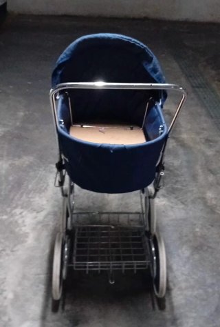 Antiguo carrito de bebé azul