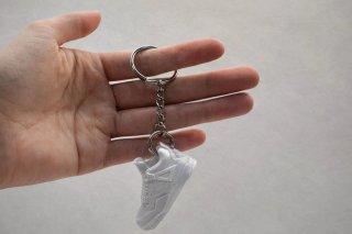 Llavero zapatilla blanca