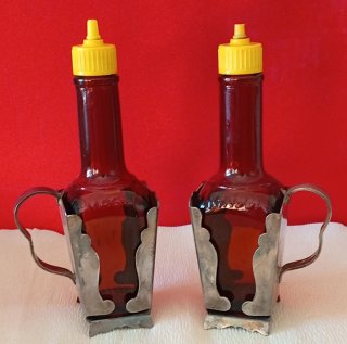Bottiglie antiche con supporti metallici