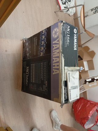 Mesa de mezclas Yamaha MG166c