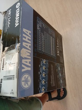 Mesa de mezclas Yamaha MG166c