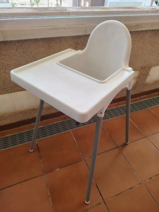 Trona bebé IKEA blanca desmontable.