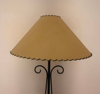 Lámpara de pie beige y negra