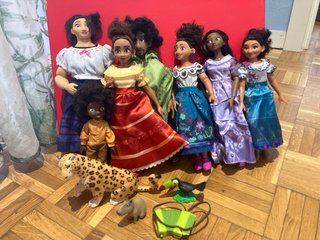 OFERTA  Disney Encanto Familia Madrigal 6 muñecos