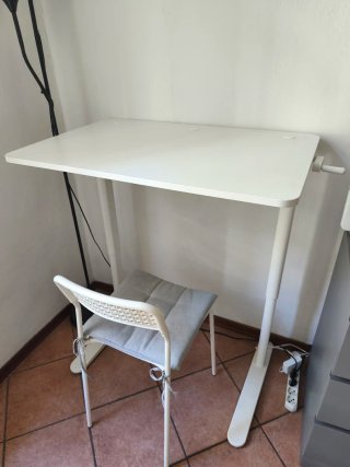 Scrivania regolabile in altezza bianca