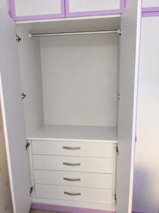 Armario infantil madera blanco y lila