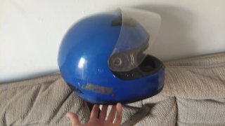 Casco de moto azul con visera