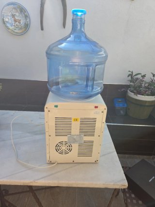 Dispensador pequeño de agua caliente y fría