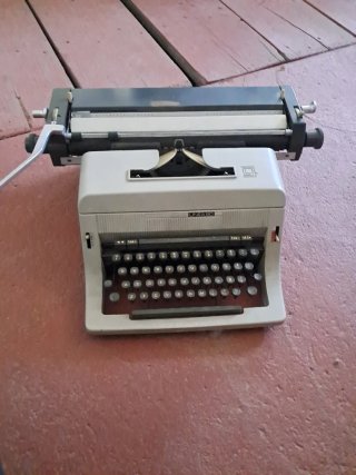 Máquina de escribir Olivetti LINEA 90
