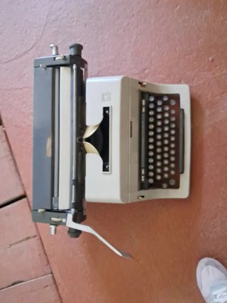 Máquina de escribir Olivetti LINEA 90