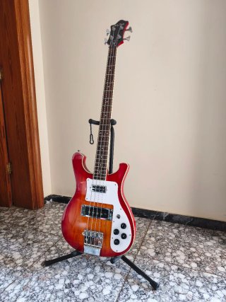 Bajo Harley Benton Rickenbacker + Funda