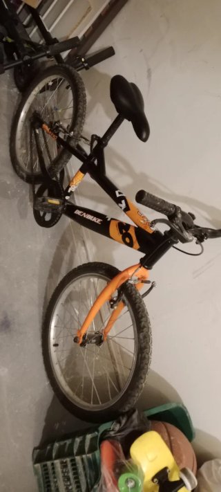 Bicicleta infantil negra y naranja