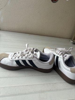 Zapatillas Adidas Blancas y Beige