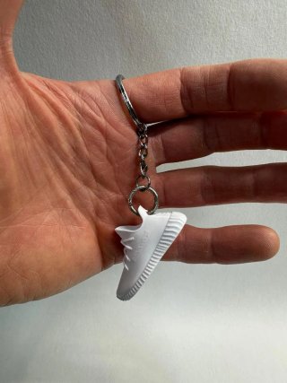 Llavero zapatilla blanca
