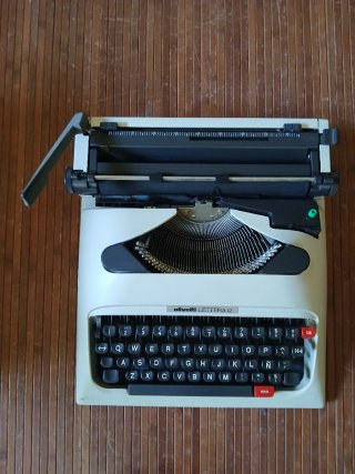 Máquina de escribir Olivetti Lettera 12