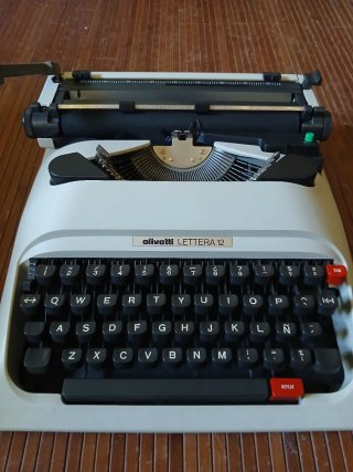 Máquina de escribir Olivetti Lettera 12