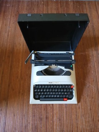 Máquina de escribir Olivetti Lettera 12