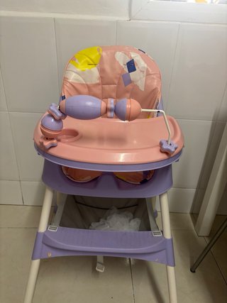 Coche eléctrico infantil Volkswagen rosa y comedor