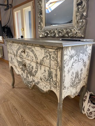 Cómoda de madera pintada estilo vintage