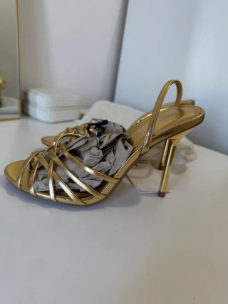 Sandalias doradas Zara con etiqueta