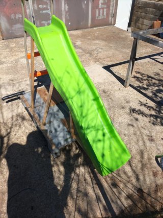 Tobogán infantil verde para piscina o jardín