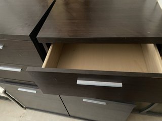 Muebles de madera oscura