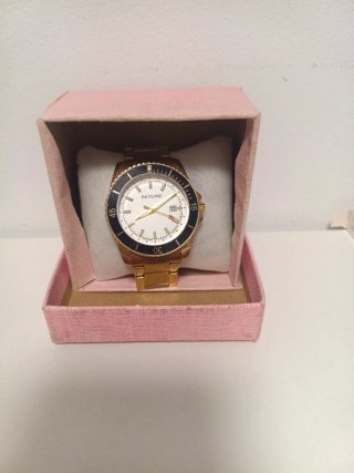 Reloj Skyline Dorado con Caja Rosa