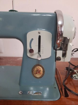 Máquina de coser Alfa Royale.