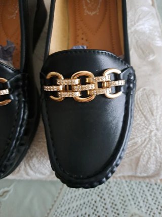 Zapatos negros con cadena dorada y brillos
