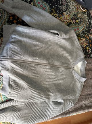 Chaqueta gris con cremallera