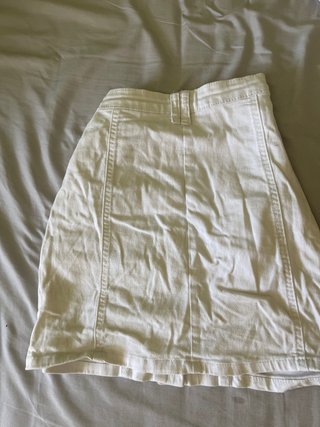Falda corta blanca con botones
