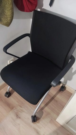 Silla de oficina negra con ruedas  de goma