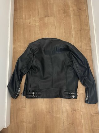 Cazadora efecto piel Zara