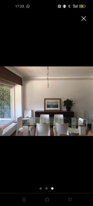 Mesa de comedor de cristal y patas metálicas