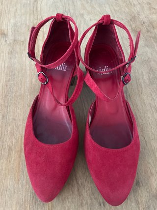 Zapatos rojos de ante con pulsera