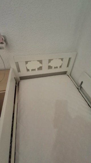 Cama infantil IKEA con colchón y barreras