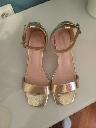 Sandalias doradas tacón Hitmars