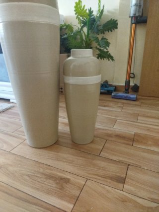 Jarrón beige y blanco