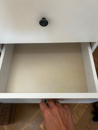 Comodino bianco a tre cassetti con maniglie nere Ikea
