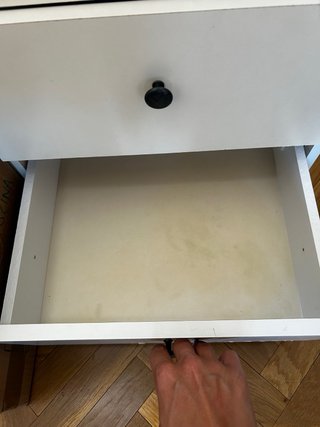 Comodino bianco a tre cassetti con maniglie nere Ikea