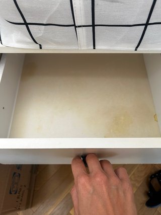 Comodino bianco a tre cassetti con maniglie nere Ikea