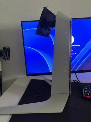 Monitor Alienware bianco con luce viola e altro
