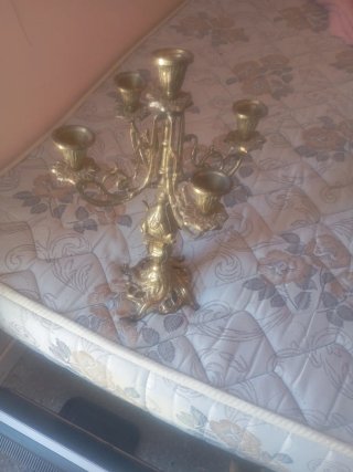 Candelabro de latón dorado