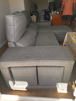 Sofá cama chaise longue con baúl y pufs