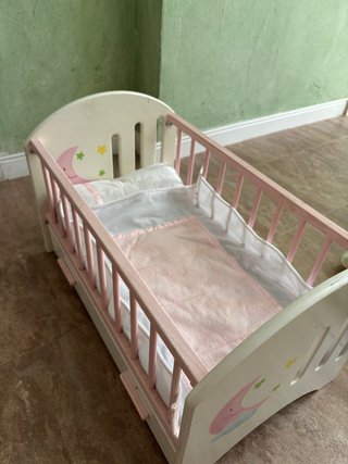 Cuna de juguete para muñecas