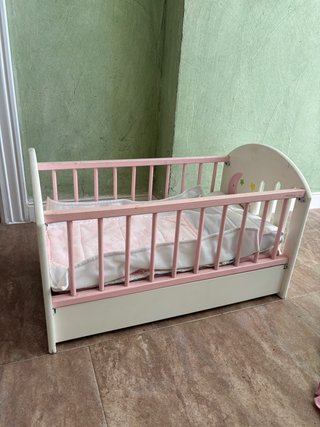 Cuna de juguete para muñecas